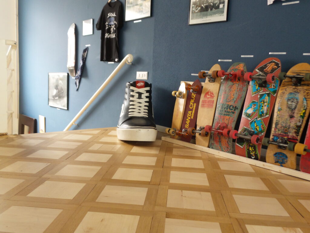 Grosse Schuhdekoration neben Skateboards auf quadratgemusterten Boden