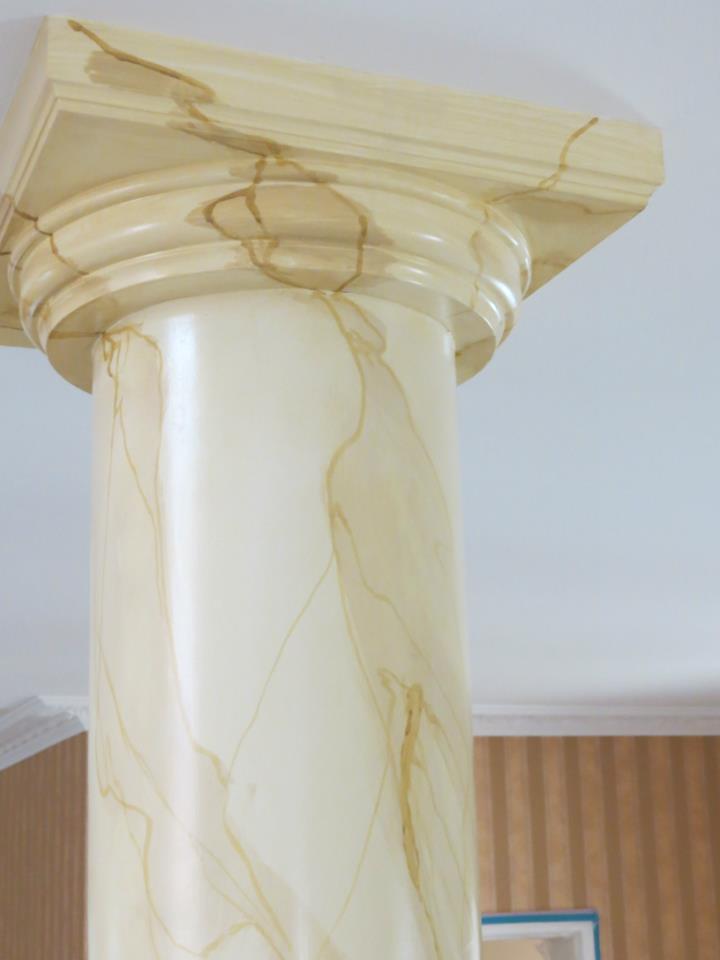 Gelbe Marmorsäule im Raum